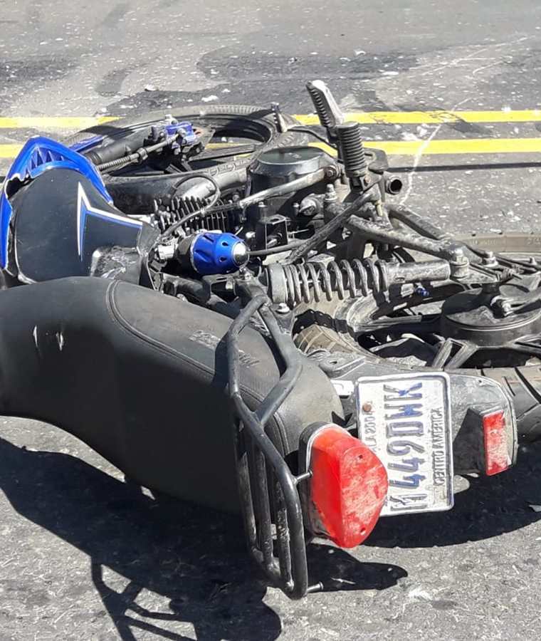 La motocicleta en la que viajaba Persi Geovani Esquit Barrios quedó destruida. (Foto Prensa Libre: Cortesía Víctor Chamalé)