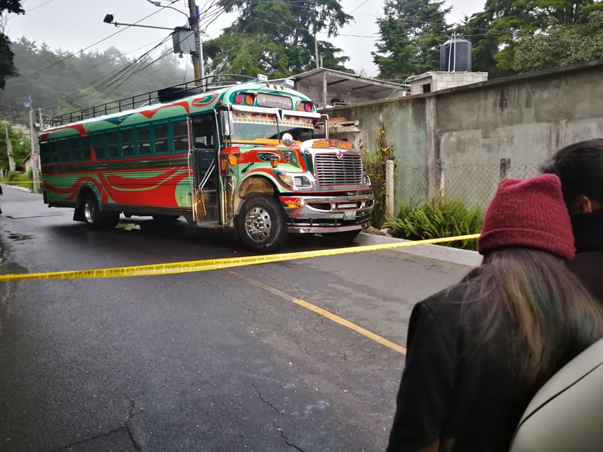 El piloto muerto en un autobús en Santa Catarina Pinula fue identificado como Marvin López, de 40 años. (Foto Prensa Libre: Estuardo Paredes)