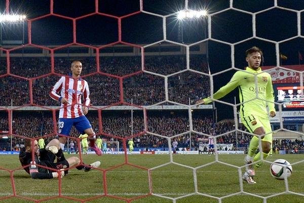 Acciones del juego Atlético - Barcelona por la Copa del Rey. (Foto Prensa Libre: AFP)