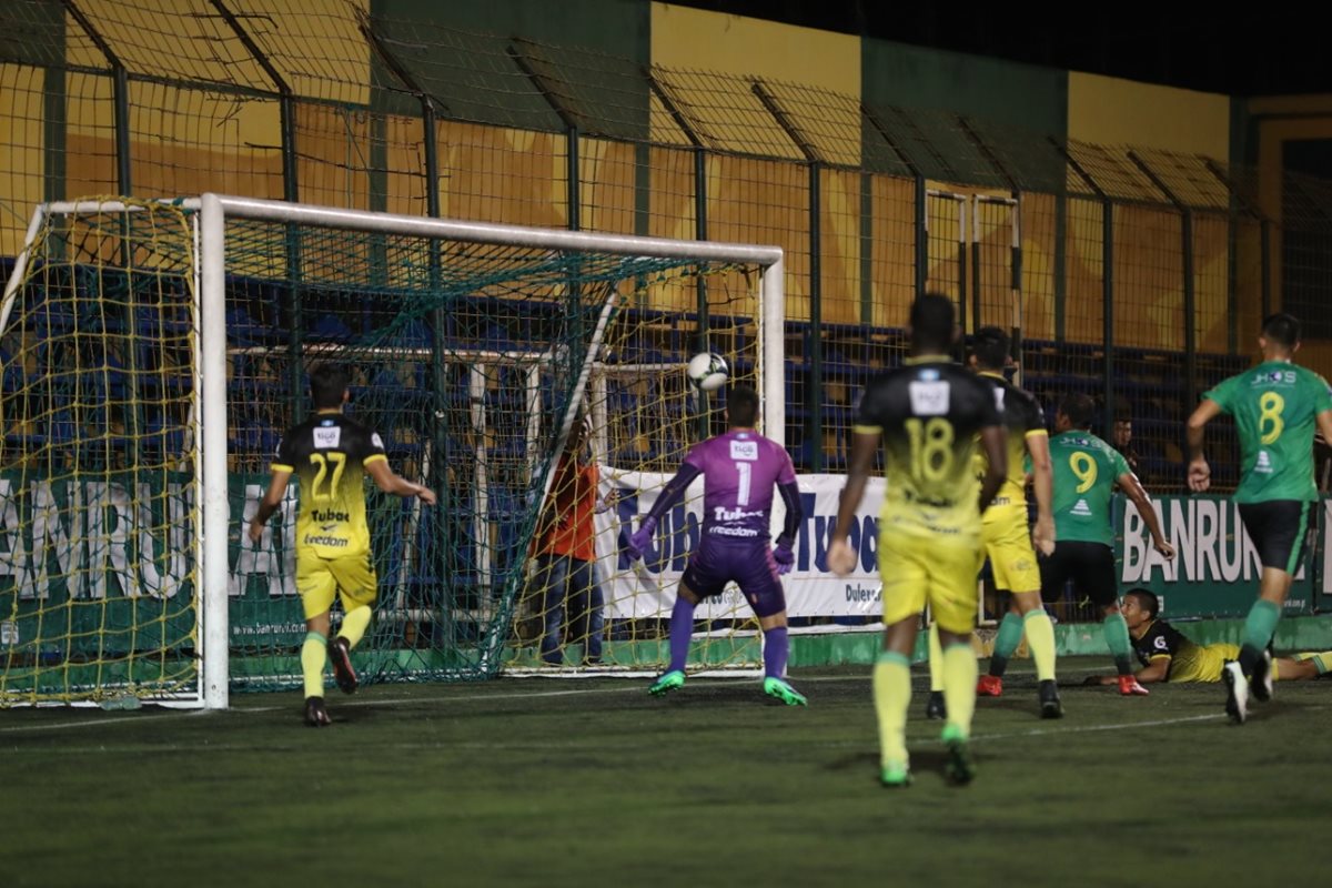 Isaac Acuña anotó el gol del empate para Guastatoya al minuto 90+2. (Foto Prensa Libre: Edwin Fajardo)