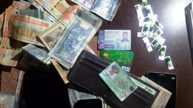 Dinero, armas, drogas y otros artículos fueron localizados en allanamientos. (Foto Prensa Libre: PNC)