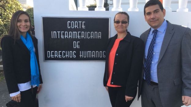 Linda Loaiza (centro) en compañía de su hermana, Ana Secilia y de uno de sus abogados, Francisco Quintana. (Foto cortesía de CEJIL)