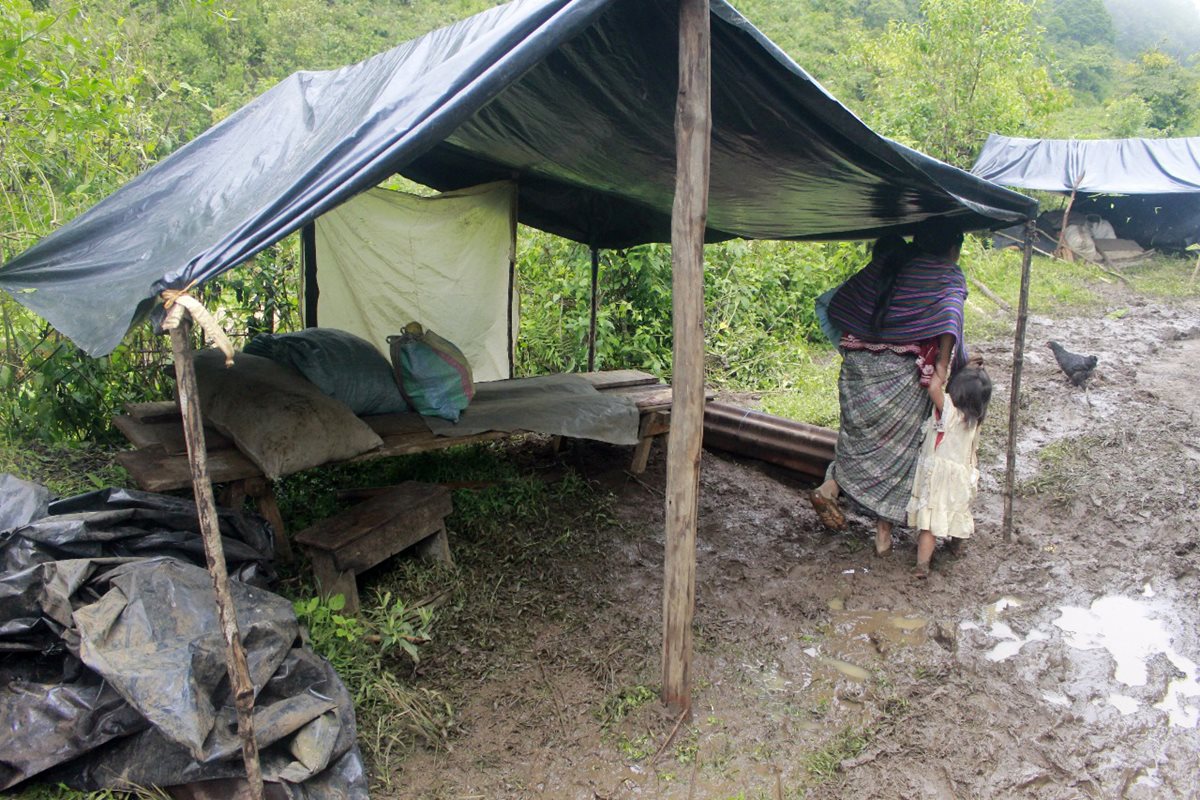 Situación en la que viven 15 familias que fueron desalojadas.(Foto Prensa Libre: Eduardo Sam)