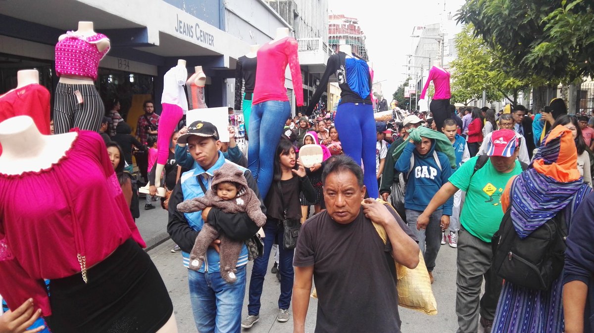 Vendedores muestran mercadería durante marcha en la Sexta Avenida. (Foto Prensa Libre: Jerson Ramos)