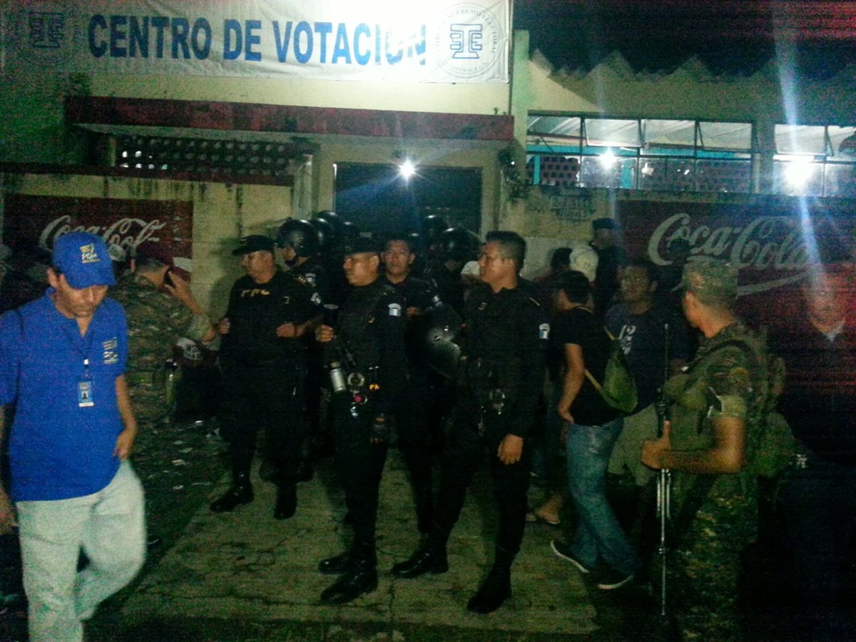 Grupo de pobladores inconformes con resultados de comicios permanece frente a centro de votación en San Felipe, Retalhuleu. (Foto Prensa Libre: Rolando Miranda)
