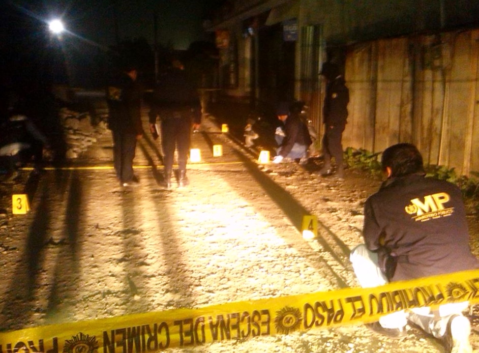 Fiscales del Ministerio Público recogen evidencia en el lugar del ataque. (Foto Prensa Libre: Óscar Figueroa)