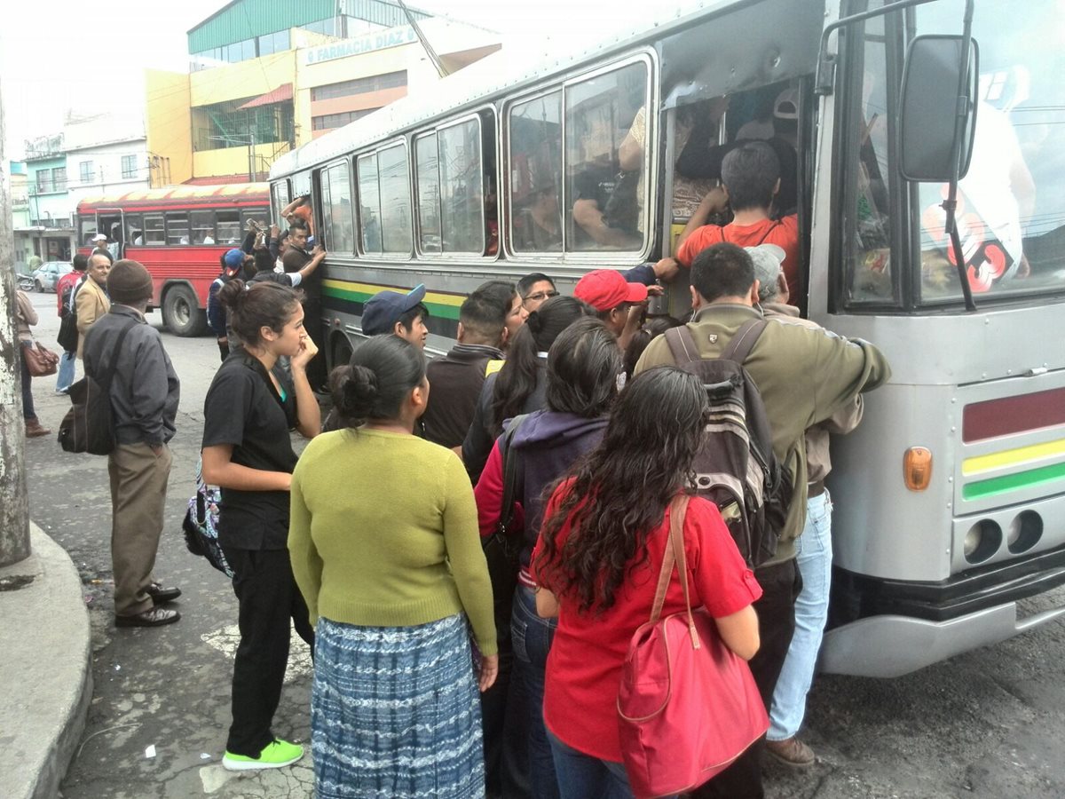 El servicio de buses de la ruta 203 es irregular por las extorisiones. (Foto Prensa Libre: Estuardo Paredes).