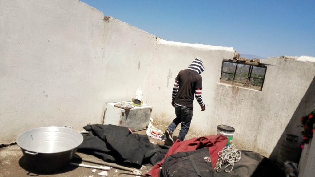 Vecino de una comunidad de San Pedro Jocopilas, Quiché, observa las pocas pertenencias que quedaron luego de que la tormenta destechara su vivienda. (Foto Prensa Libre: Óscar Figueroa)