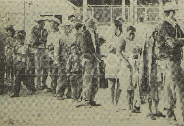 Los campesinos aguardan en filas en la estación del ferrocarril para ser trasladados a El Petén. 30/12/1970. (Foto: Hemeroteca PL)