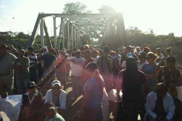 Maestros que exigen contrato bloquean el kilómetro 179 de la ruta a suroccidente. (Foto Prensa Libre: Jorge Tizol)  <br _mce_bogus="1"/>