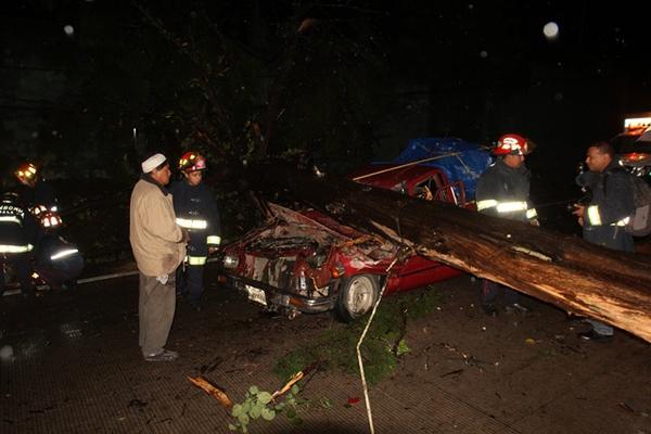 Los ocupantes de picop fueron atendidos por socorristas. (Foto Prensa Libre: Miguel López).