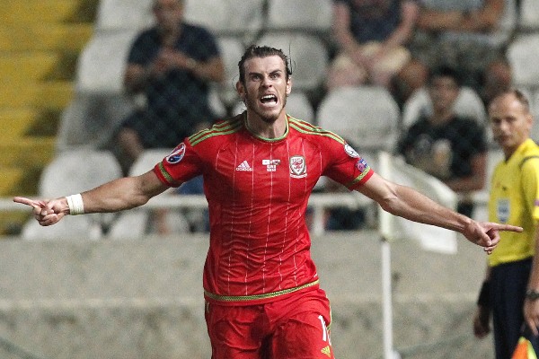 Gareth Bale festeja con euforia el gol del triunfo de su selección. (Foto Prensa Libre: AP)