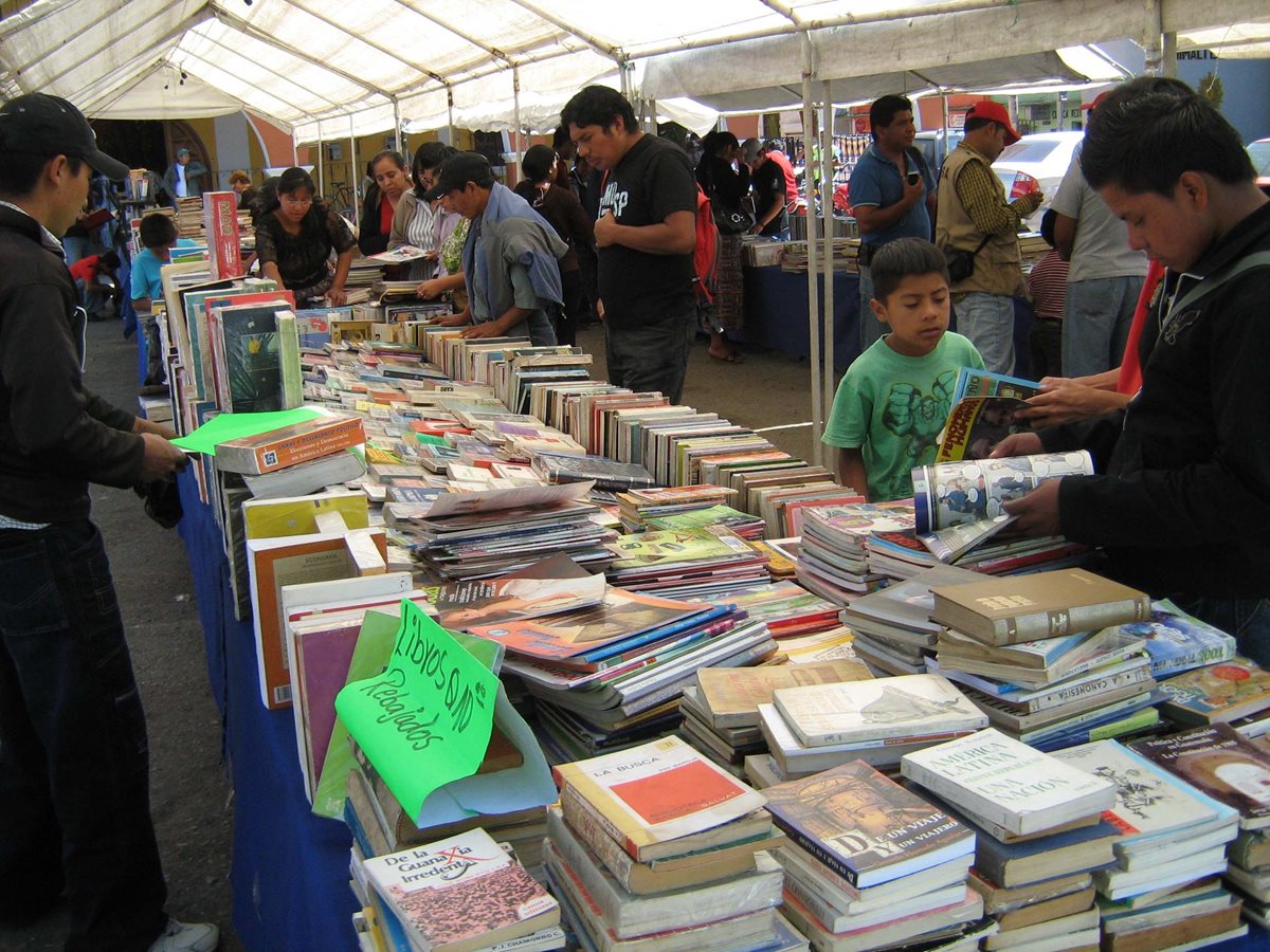 Las ferias del libro llegaban a las cabeceras departamentales y municipios para ofrecer una diversa gama de títulos literarios. (Foto Prensa Libre: Hemeroteca PL).