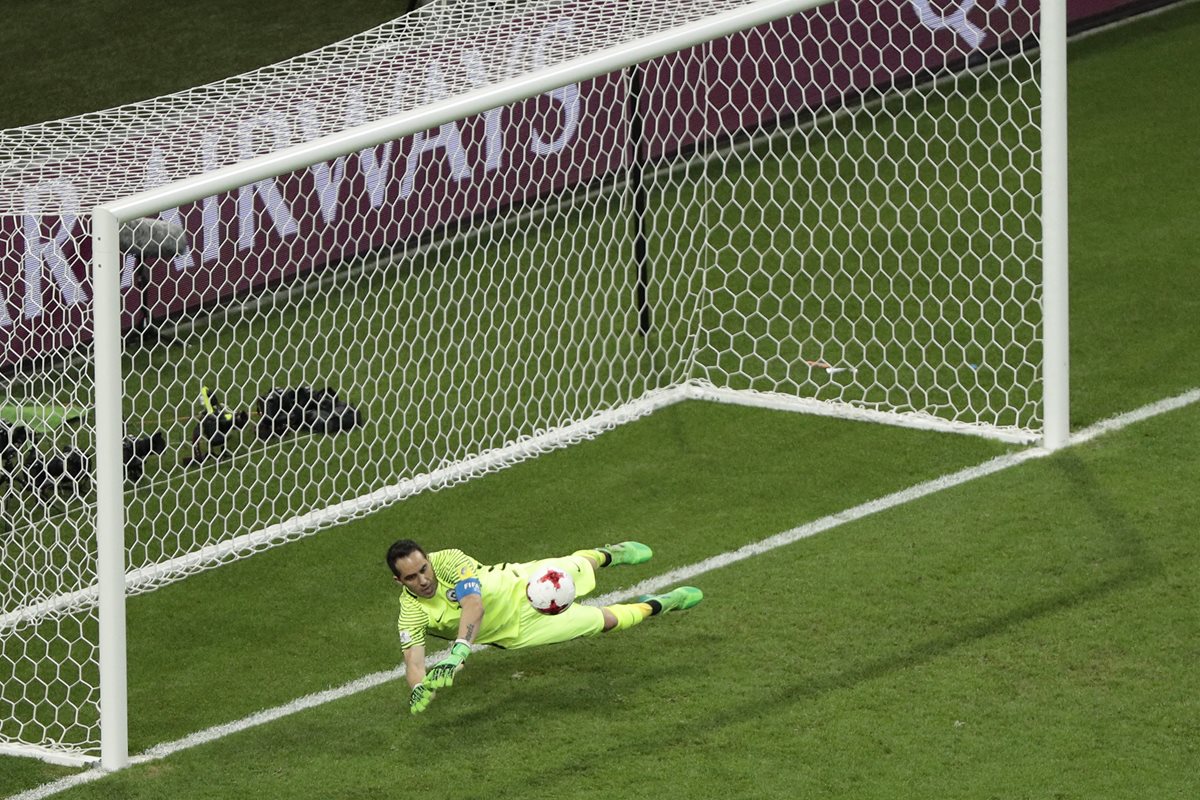 Claudio Bravo detuvo tres penaltis para que Chile eliminara a Portugal en la definición por el pase a la final de la Copa Confederaciones. (Foto Prensa Libre: AP)