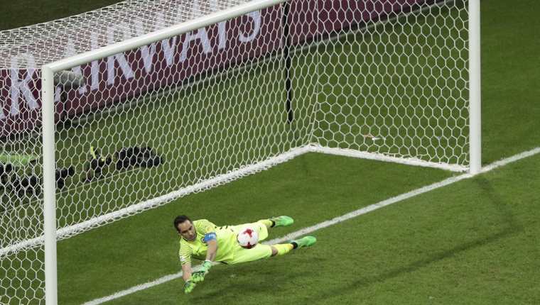 Claudio Bravo detuvo tres penaltis para que Chile eliminara a Portugal en la definición por el pase a la final de la Copa Confederaciones. (Foto Prensa Libre: AP)