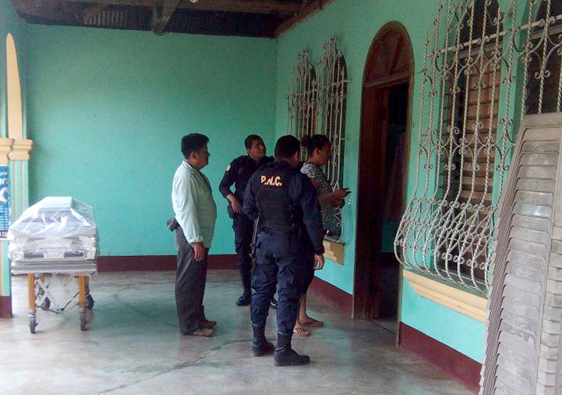 Lugar donde fue localizado el cadáver del docente, en Izabal. (Foto Prensa Libre: Dony Stewart).