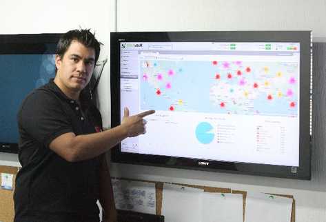 Camilo FERNÁNDEZ  muestra un mapa con  áreas propensas a  ciberataques.