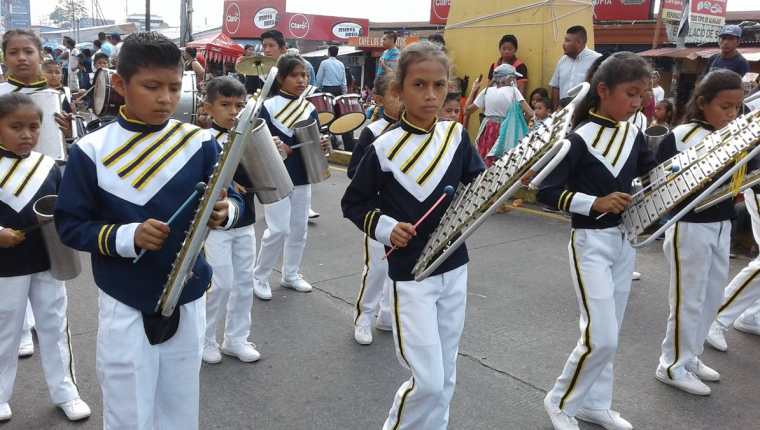 Bandas musicales alegraron el desfile inaugural en Mazatenango. (Foto Prensa Libre: Melvin Popá)