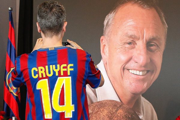 Un aficionado del Barcelona le toma una fotografía a un cartel del legendario futbolista Johan Cruyff, en el Camp Nou (Foto Prensa Libre: AFP)
