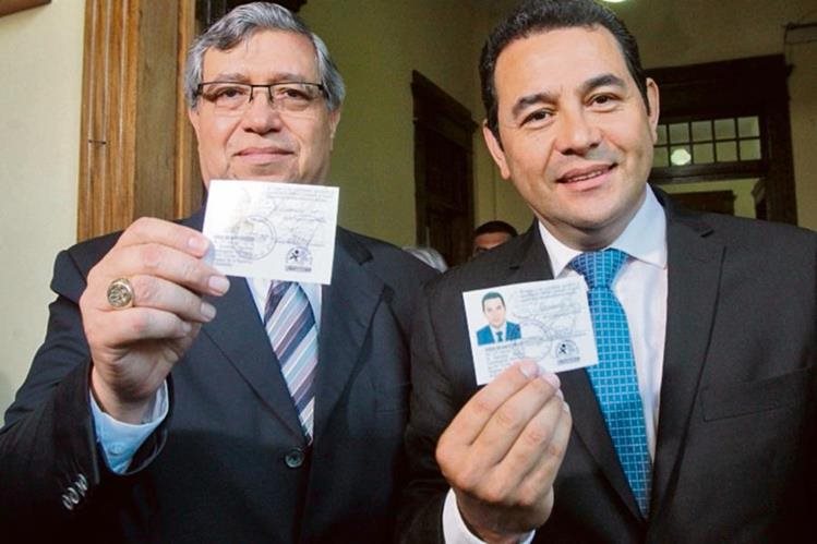 Jafeth Cabrera y Jimmy Morales cuando reciben sus credenciales como candidatos a vicepresidente y presidente, respectivamente, por el partido FCN-Nación. (Foto Prensa Libre: Hemeroteca)