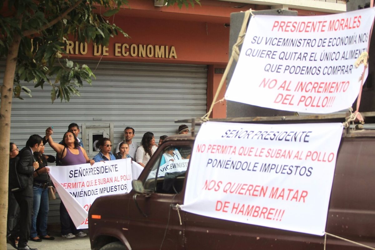 Sindicalistas protestan frente al Mineco por posible aumento de precio de la libra de pollo. (Foto Prensa Libre: Esbin García)