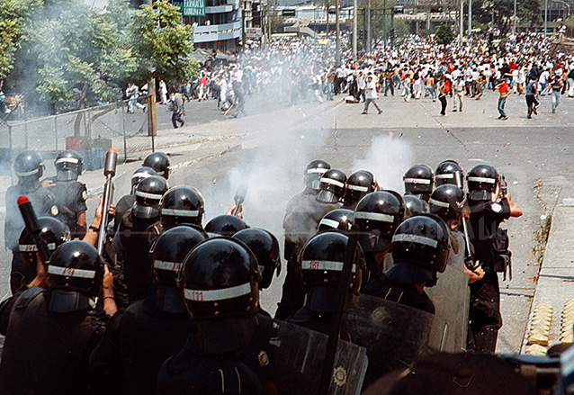 Disturbios frente al mercado Sur 2 en la 20 calle zona 1, una de las últimas fotografías del fallecido reportero gráfico Roberto Martínez. (Foto: Hemeroteca PL)