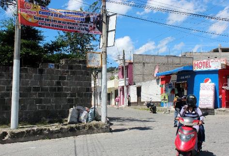 Vecinos de la zona 1 de Quetzaltenango colocaron el fin de semana último mantas vinílicas en las que advierten a delincuentes de que se abstengan de operar en ese sector.