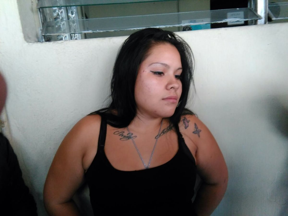 Kimberly Valdés, capturada por ser supuesta cómplice en la muerte de un piloto de bus ruta 70. (Foto Prensa Libre: Estuardo Paredes)