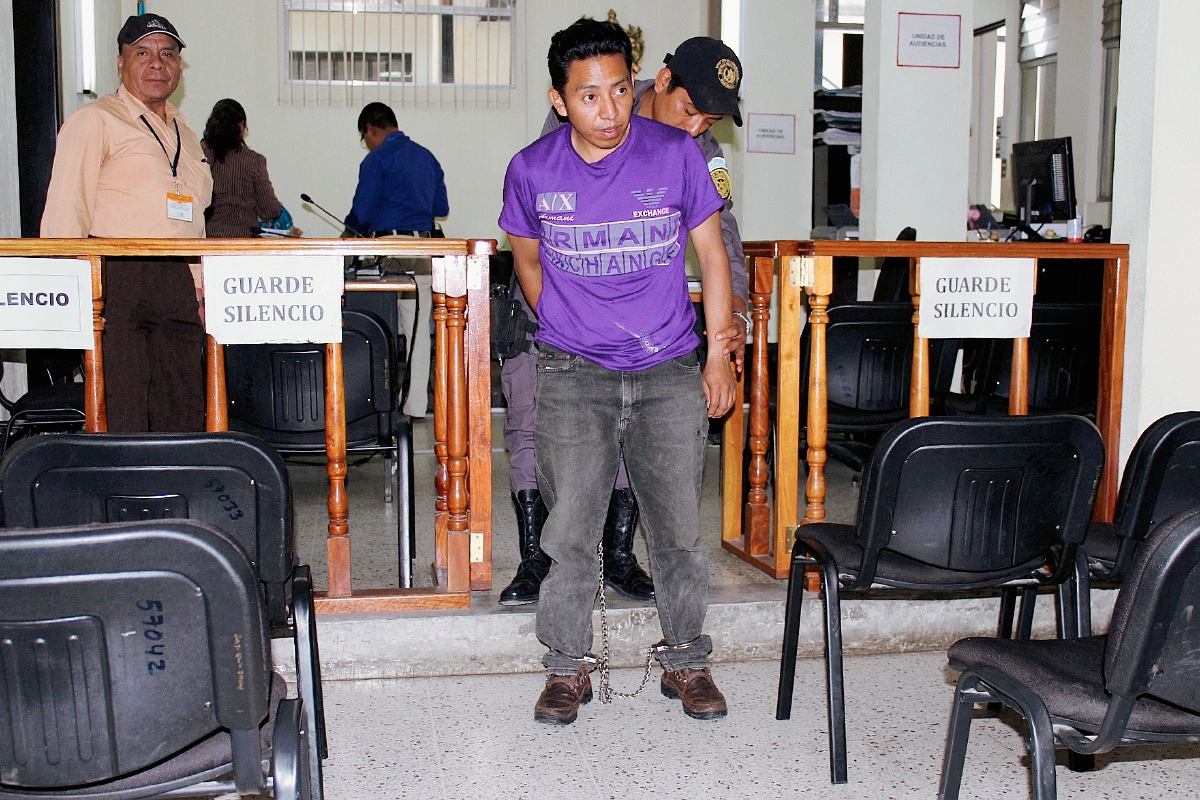 El maestro José Macario Suy fue ligado en proceso, señalado de violación, en Santa Cruz del Quiché. (Foto Prensa Libre: Óscar Figueroa)