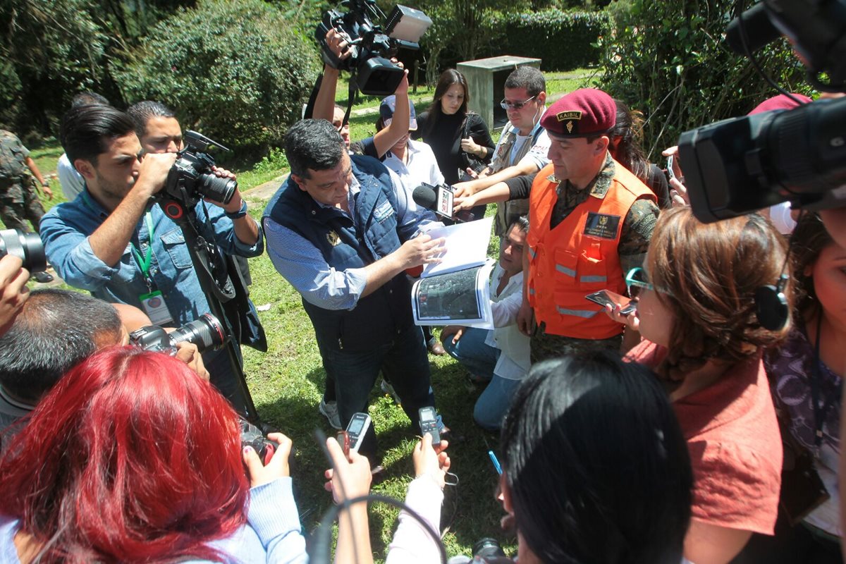Los ministerios de la Defensa y el Micivi construirán las casas para los damnificados de El Cambray. (Foto Prensa Libre: A. Interiano)