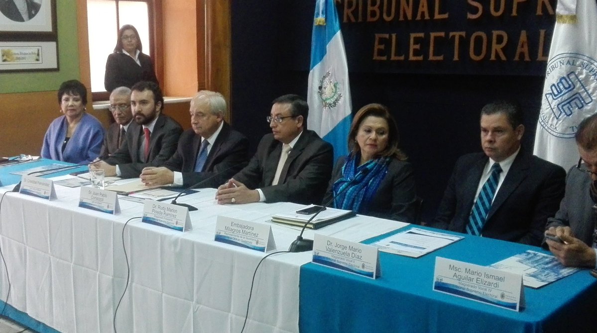 El representante de la Misión de Observación Electoral de la OEA se reunió con los magistrados del TSE. (Foto Prensa Libre: Manuel Hernández)
