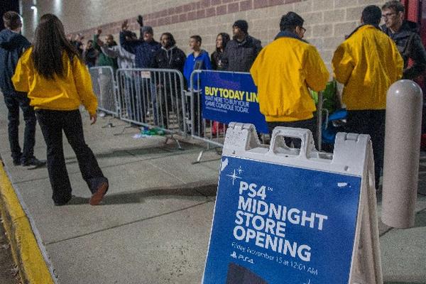 Tienda en el estado de Fairfax, Virginia realizó una apertura especial en el lanzamiento de la PS4 (Foto Prensa Libre: AFP)