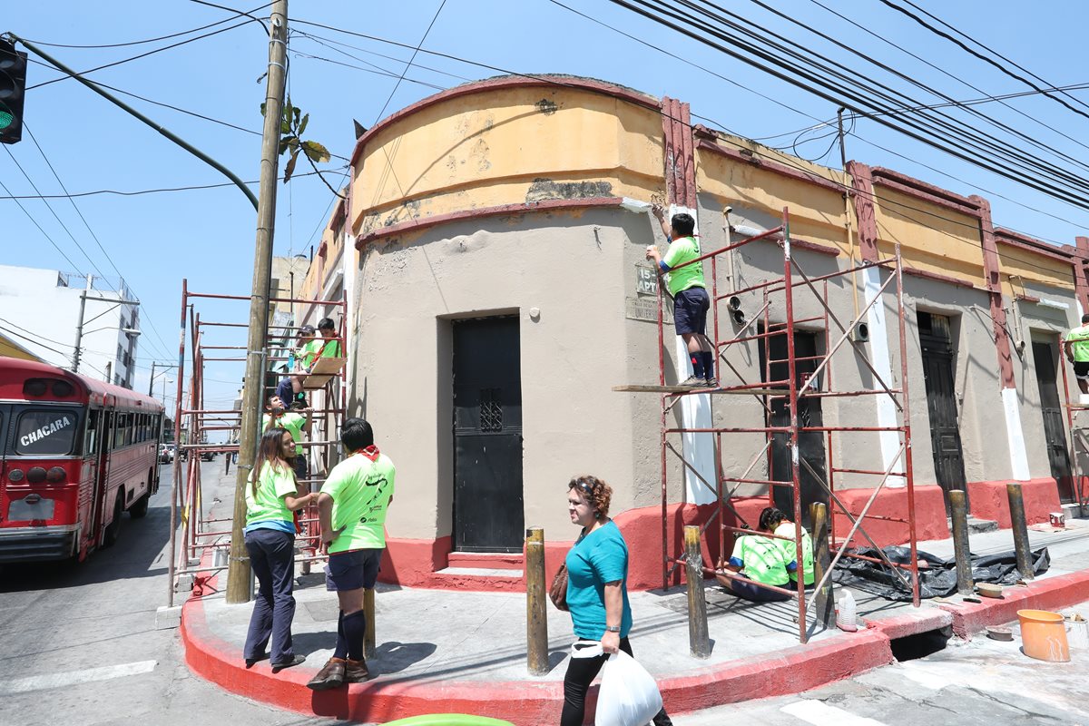 Labor de remozamiento de un edificio en la esquina de la 9a. avenida y 17 calle, zona 1. (Foto Prensa Libre: Óscar Felipe Quisque)