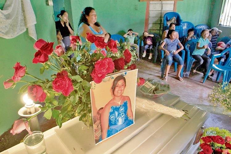 Alma Lidia Merlos Hernández llora la muerte de su hija Evelyn Marisol y pide que se investigue el caso porque considera que se debió a negligencia.