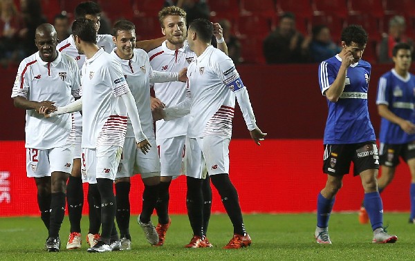 El delantero del Sevilla José Antonio Reyes (d) celebra con sus compañeros tras marcar contra Logroñés. (Foto Prensa Libre: EFE)