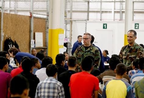 Menores reciben atención médica en los albergues de Nogales, Arizona, en EE. UU., donde están hacinados los niños centroamericanos. (Foto Prensa Libre: AP)