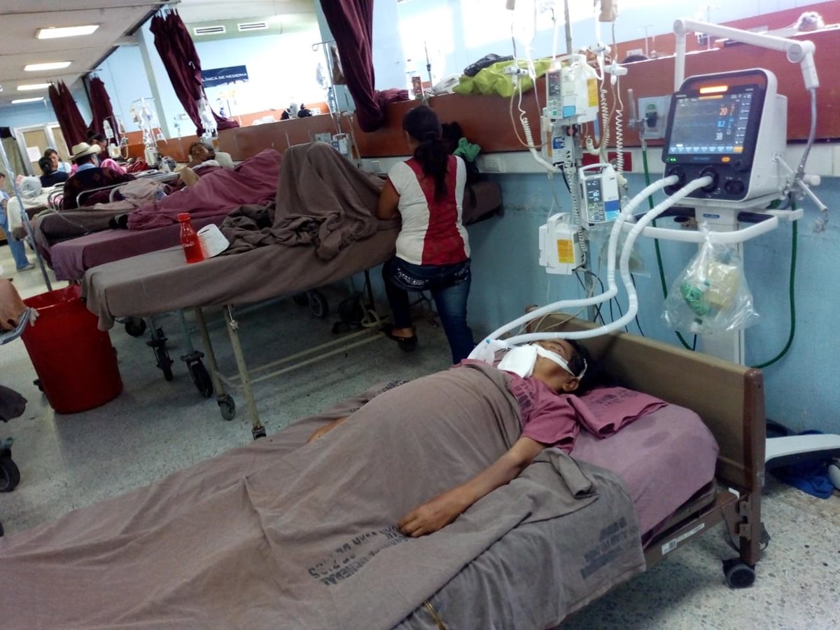 Algunos pacientes del Hospital General San Juan de Dios son ventilados en área no adecuadas, según la PDH. (Foto Prensa Libre: Óscar Rivas)