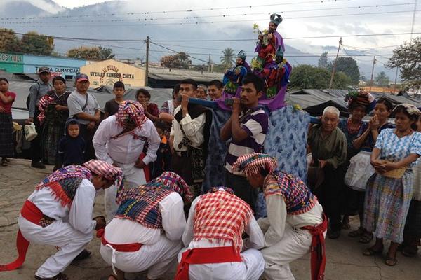 Procesión de Reyes Magos recorre calles de Rabinal. (Foto Prensa Libre: Carlos Grave)<br _mce_bogus="1"/>
