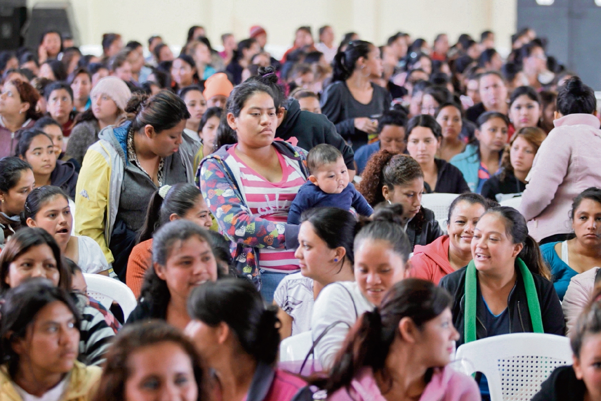 Cientos de personas acudieron ayer a la feria del empleo temporal de la empresa Perso Temp, en el Club de Oficiales de la PNC, en la zona 6 capitalina. (Foto Prensa Libre: Edwin Bercián)