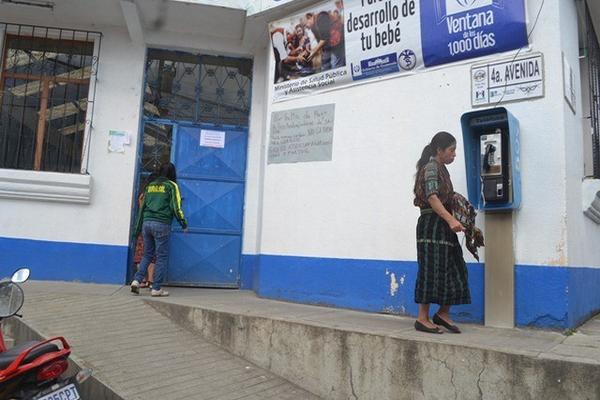 El Centro de Salud de la cabecera de Sololá permanece cerrado debido a la protesta de los empleados. (Foto Prensa Libre: Édgar Sáenz)  <br _mce_bogus="1"/>