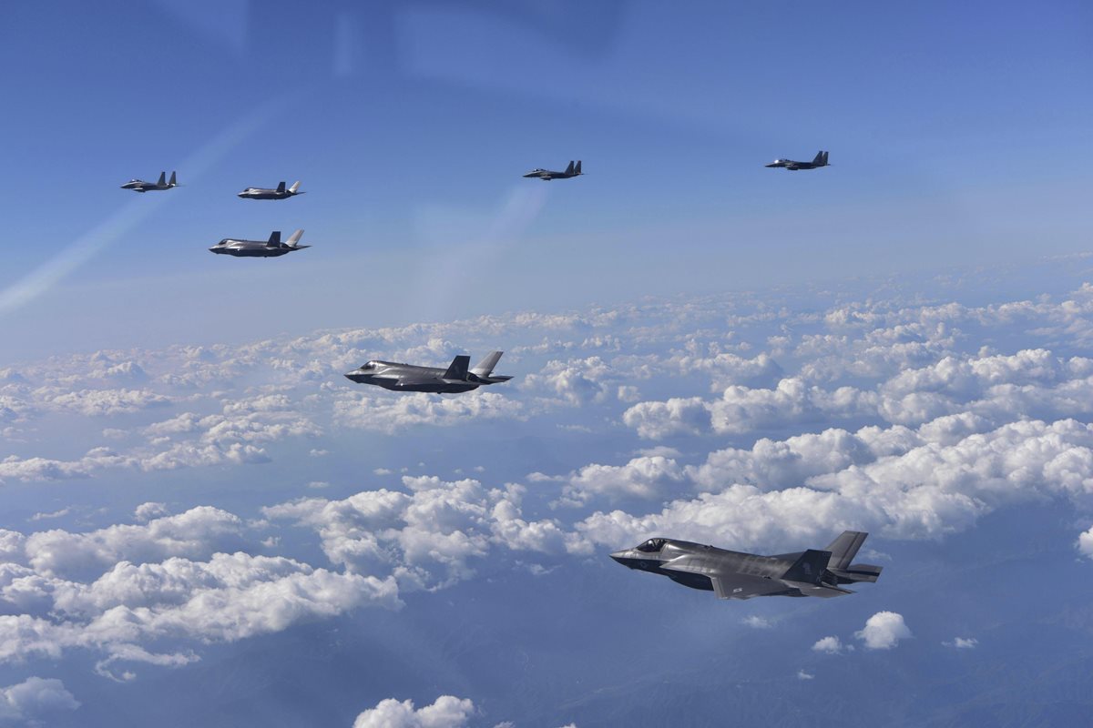 Cazabombarderos surcoreanos F-15K y aviones de combate F-35B del Cuerpo de Marines estadounidenses surcan los cielos durante ensayos conjuntos. (Foto Prensa Libre: EFE)