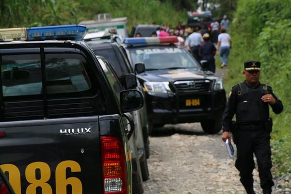 Vahículos de la Policía y Ministerio Público llegan al lugar donde fue encontrado el cadáver de una mujer joven. (Foto Prensa Libre: Eduardo Sam)<br _mce_bogus="1"/>