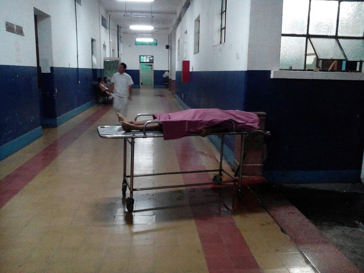 Cuerpo de Áxel Joel Tupul Secaida en el Hospital Nacional de Mazatenango, donde falleció cuando era ingresado. (Foto Prensa Libre: Melvin Popá)