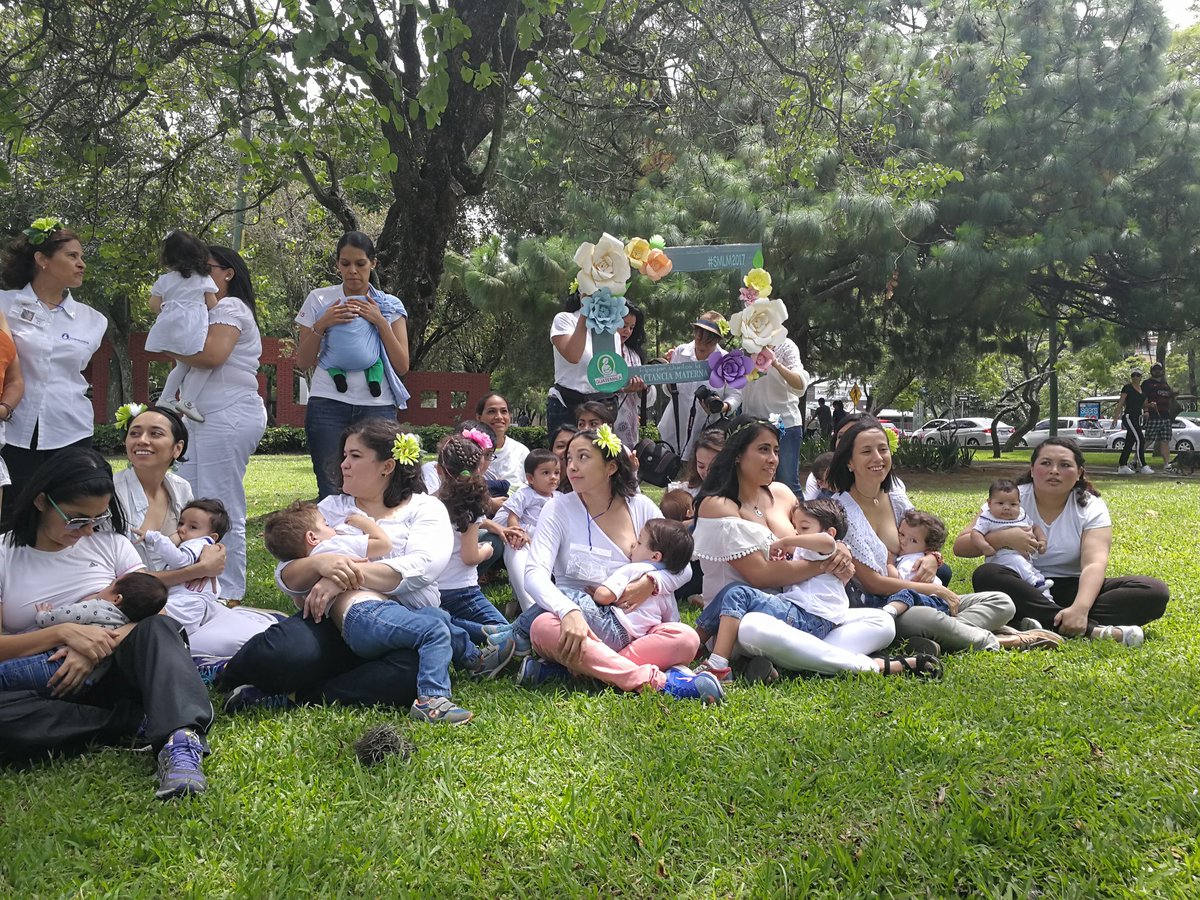 Madres se reúnen la Mamatón organizada por la Liga de la Leche. (Foto Prensa Libre: Brenda Martínez)