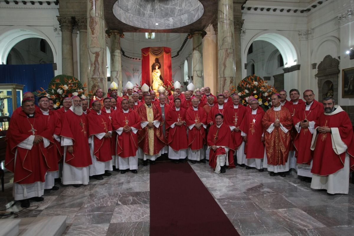En la Catedral Metropolitana convergieron obispos, arzobispos y cardenales de Centroamérica, quienes serán enlace con sus similares en EE. UU. en favor de los migrantes. (Foto Prensa Libre: Érick Ávila)