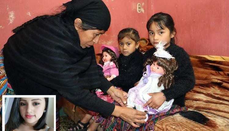 Paulina García Cabrera, madre de Lisbet -inserta-, atiende a sus dos nietas, quienes sostienen las muñecas que les mandó su madre para Navidad. (Foto Prensa Libre: Carlos Ventura)
