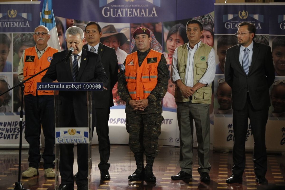 Secretario General, Carlos Martínez, lee el decreto de declaratoria de Calamidad Pública. (Foto Prensa Libre: Paulo Raquec)