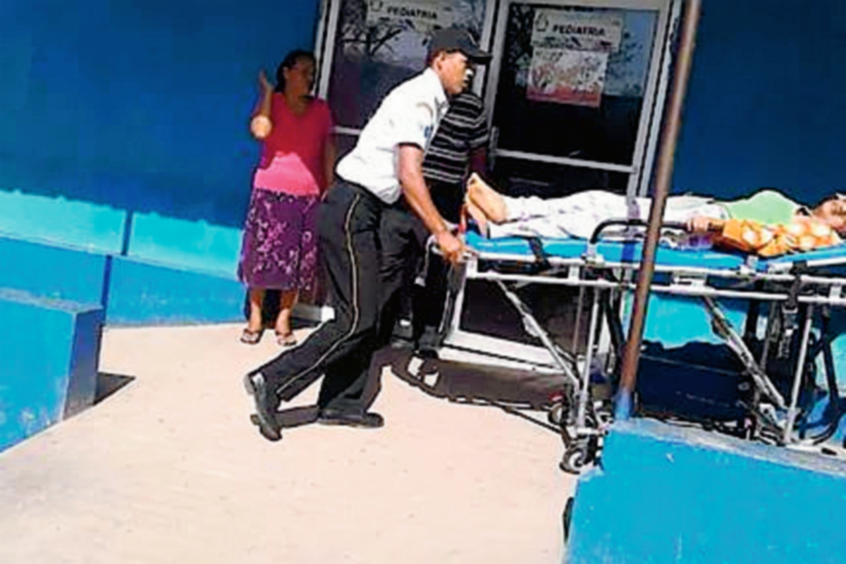 Socorristas trasladan  a uno de los menores heridos en accidente de tránsito en La Libertad, Petén, hacia el Hospital Nacional de San Benito. (Foto Prensa Libre: Rigoberto Escobar)