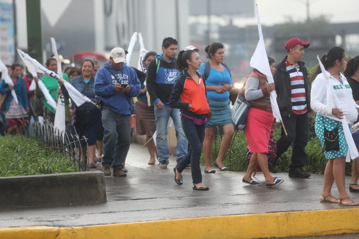 Campesinos se congregan para participar en una marcha que se dirigirá al Congreso y al Palacio Nacional. (Foto Prensa Libre: Érick Ávila)