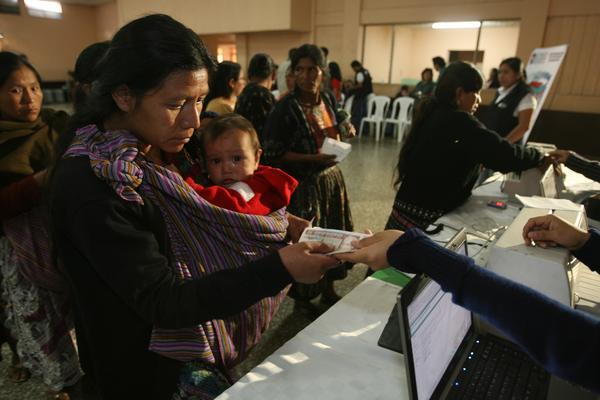 Del 2008 al 2011 funcionó en Guatemala el programa social Mi Familia Progresa, con el cual Sandra Torres la exprimera dama de la nación se hizo de un gran capital político el cual aún conserva. (Foto Prensa Libre: Hemeroteca PL)